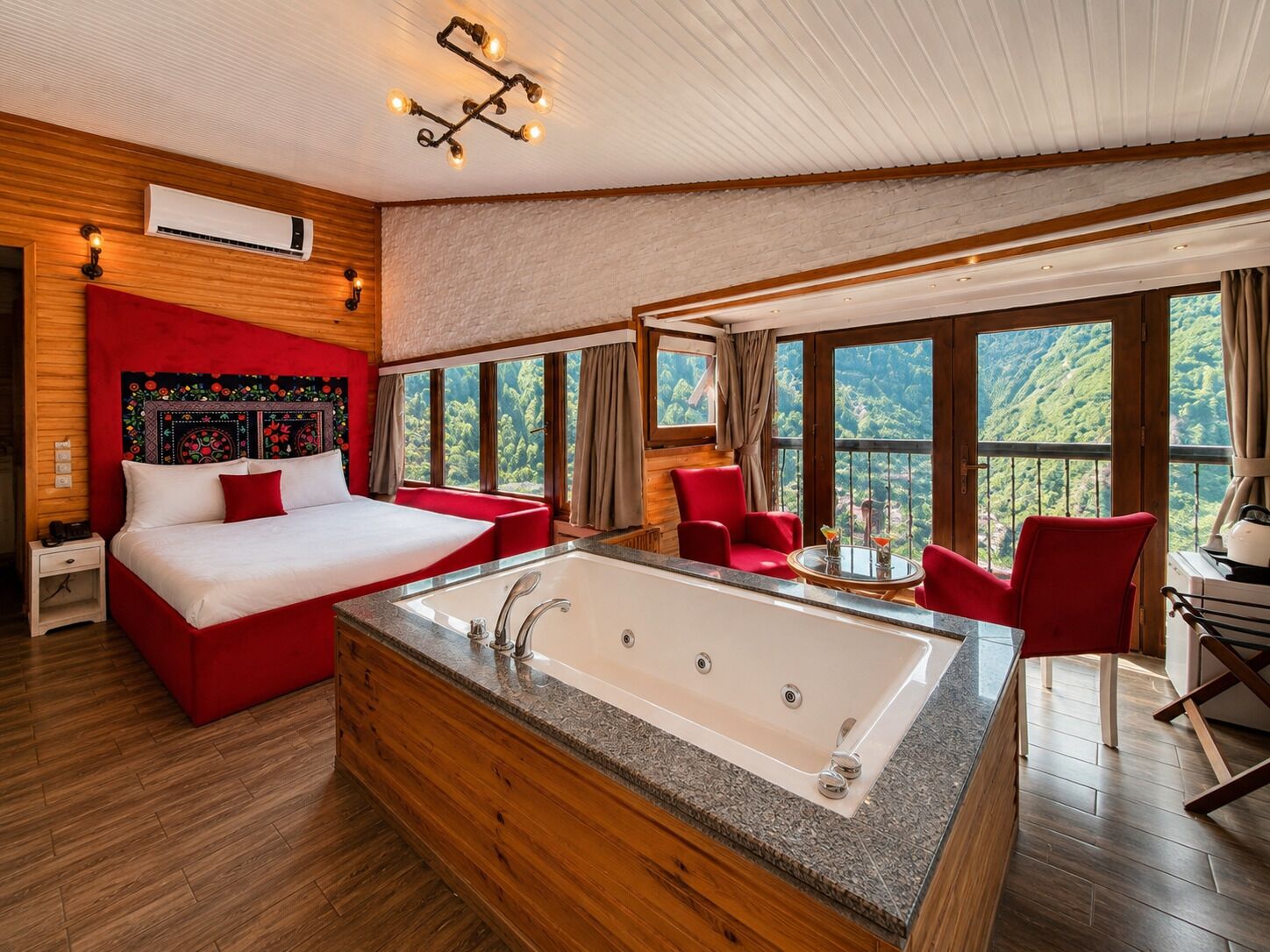 Honeymoon Suite, 1 Double Bed, Jetted Tub, Valley View