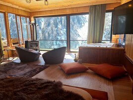 全景开间套房, 1 张双人床, 按摩浴缸, 河景 | 迷你吧、客房内保险箱、办公桌、笔记本电脑工作区