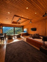 Panoramic Stüdyo Süit, 1 Çift Kişilik Yatak, Sıcak Su Küveti, Nehir Manzaralı | Minibar, odada kasa, masa, dizüstü bilgisayar çalışma alanı 