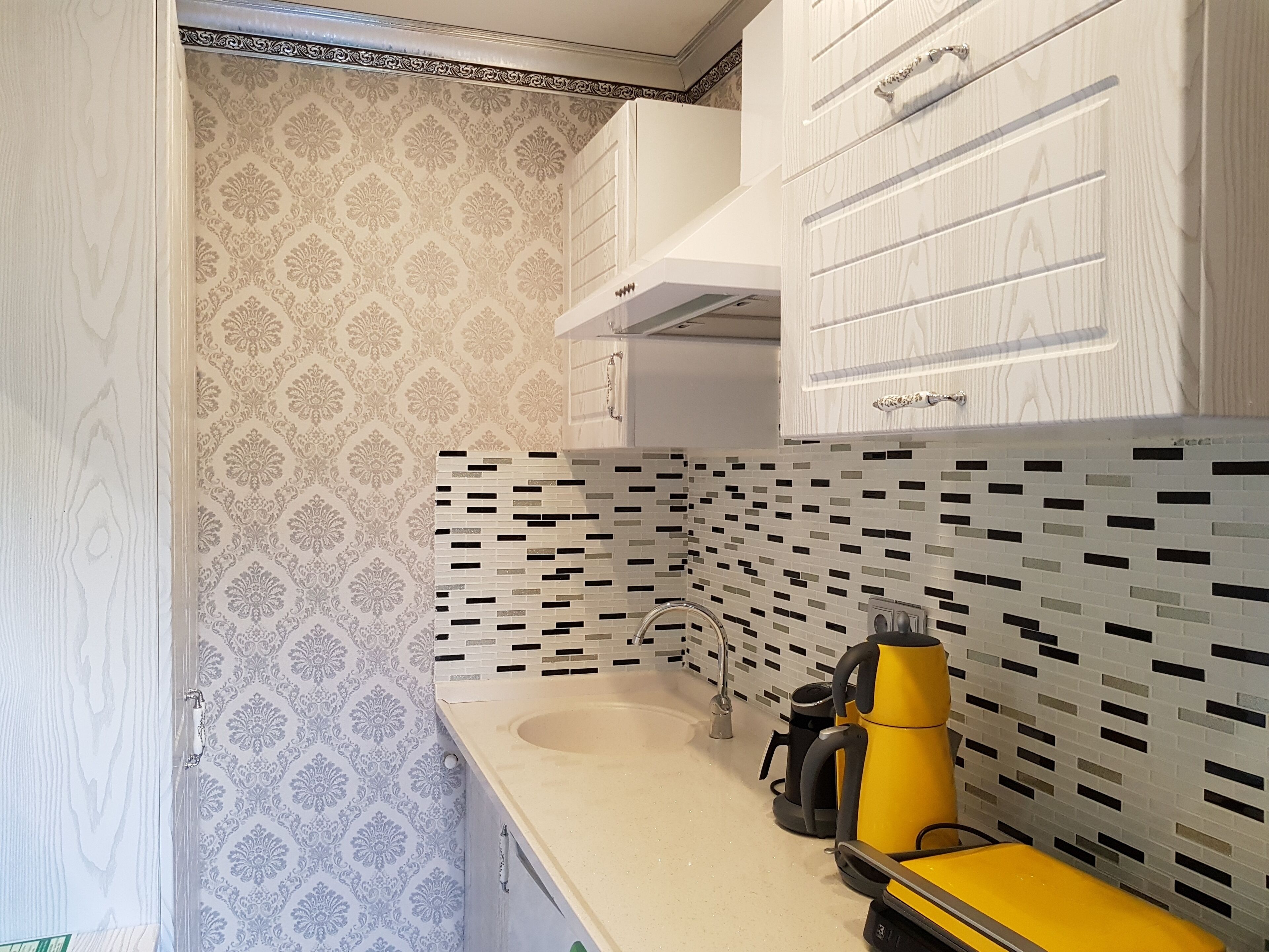 romantic double room, 1 queen bed, bathtub, mountain view | private kitchen | mini-fridge, coffee/tea maker, electric kettle