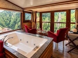 Honeymoon Suite, 1 Double Bed, Jetted Tub, Valley View | Minibar, in-room safe, desk, laptop workspace