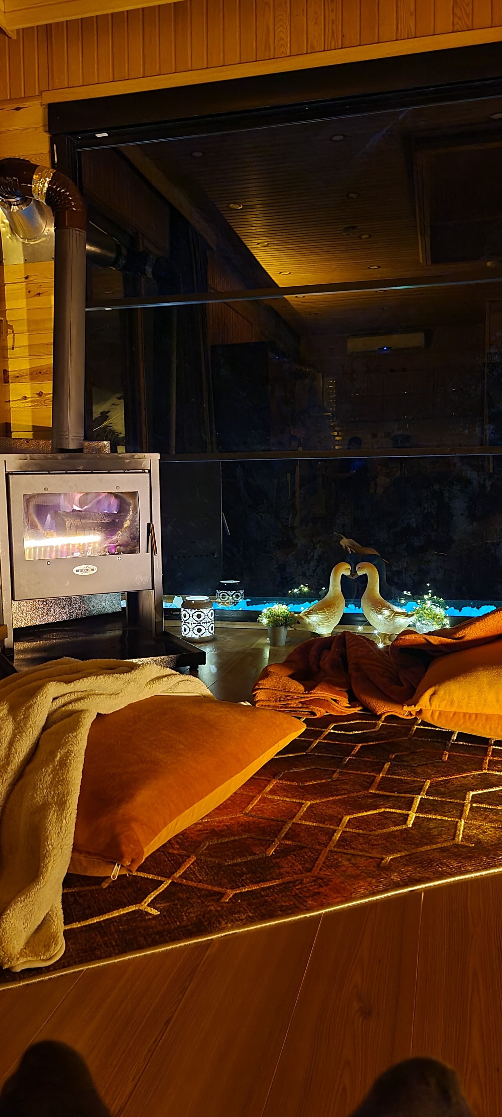 panoramic studio suite, 1 double bed, jetted tub, river view | minibar, in-room safe, desk, laptop workspace