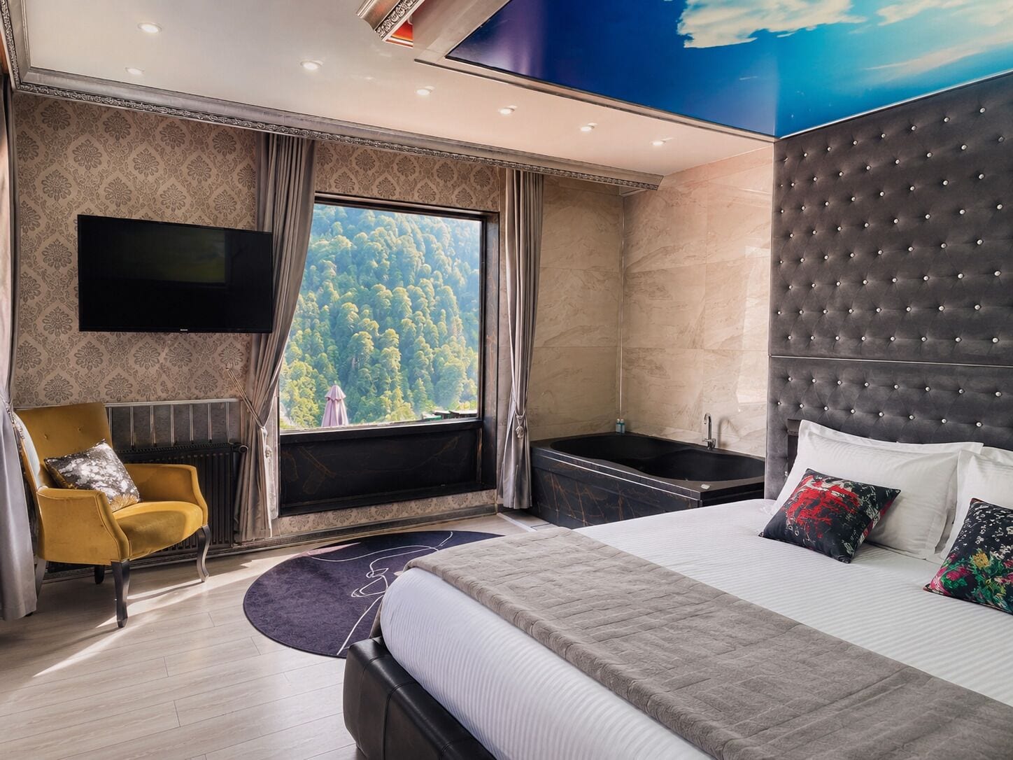 Romantic Double Room, 1 Queen Bed, Bathtub, Mountain View