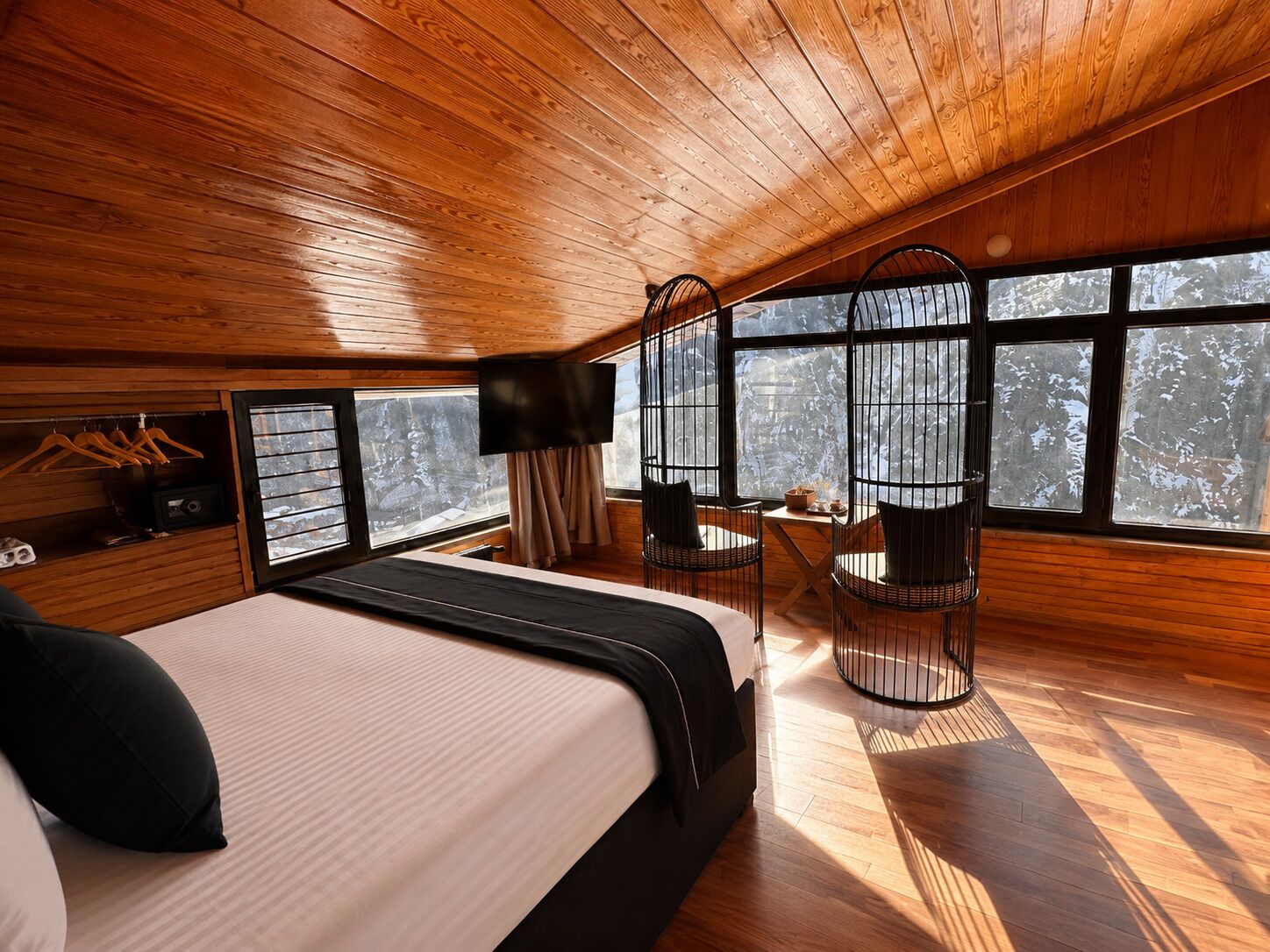 Suite Presidenziale, 2 camere da letto, idromassaggio, vista valle | Minibar, una cassaforte in camera, una scrivania, postazione laptop