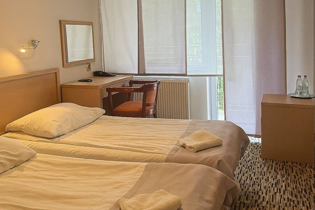 Kamar Double atau Twin Basic | Meja kerja dan Wi-Fi gratis