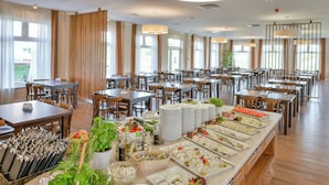 Een buffet met diverse gerechten en bestek.