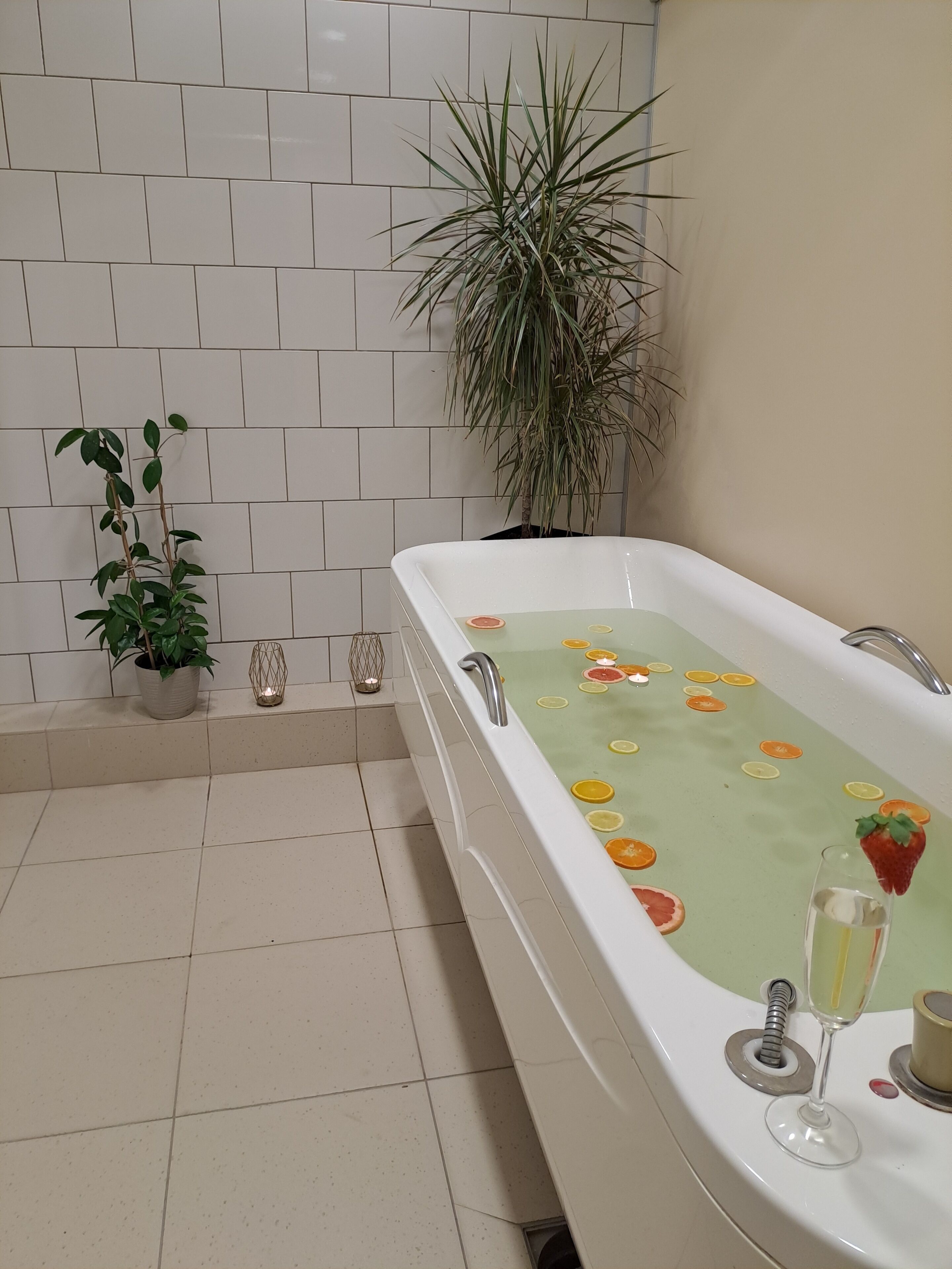 body treatments, hydrotherapy, aromatherapy, hot stone massages