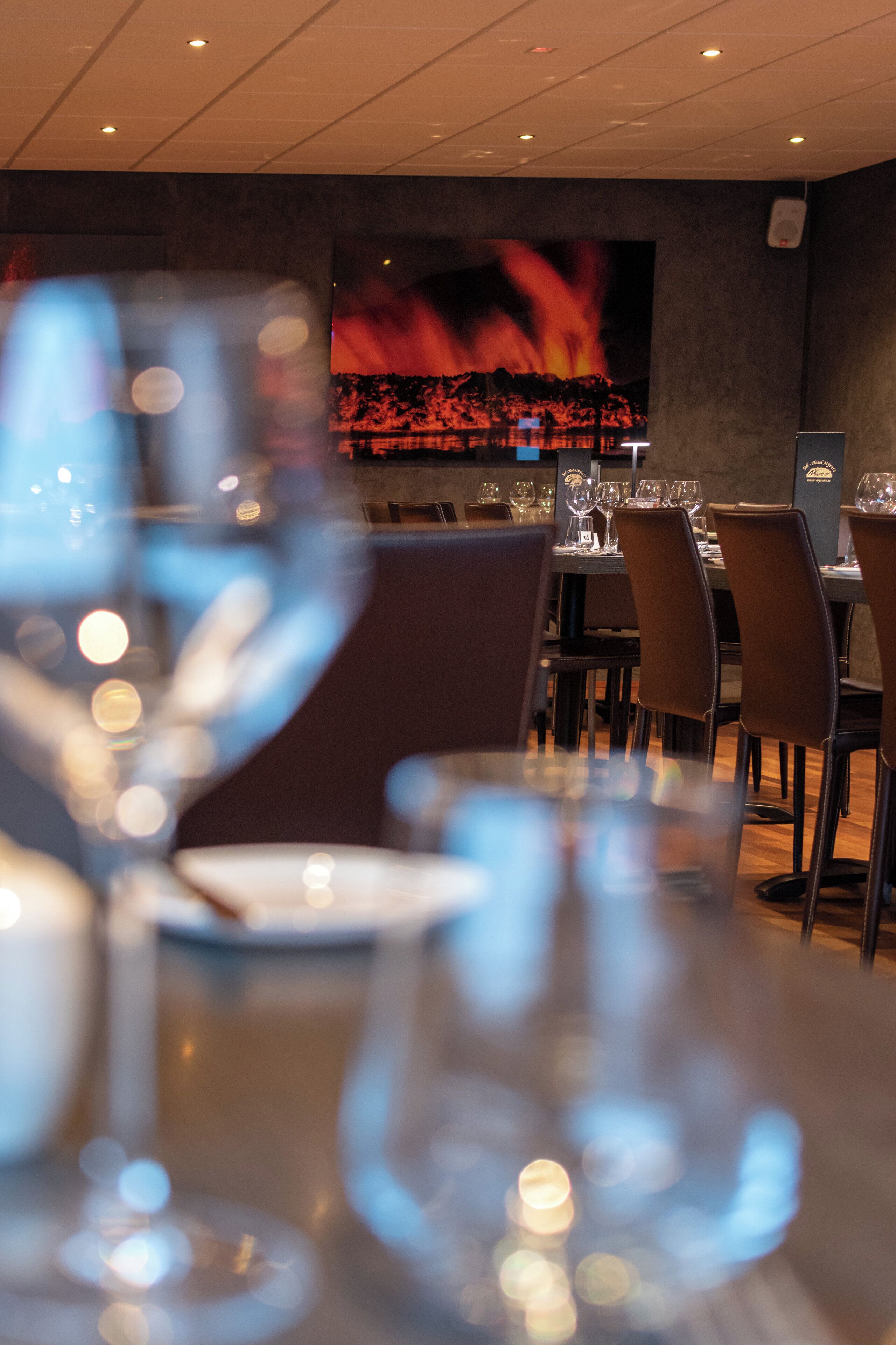 lunch and dinner served, international cuisine