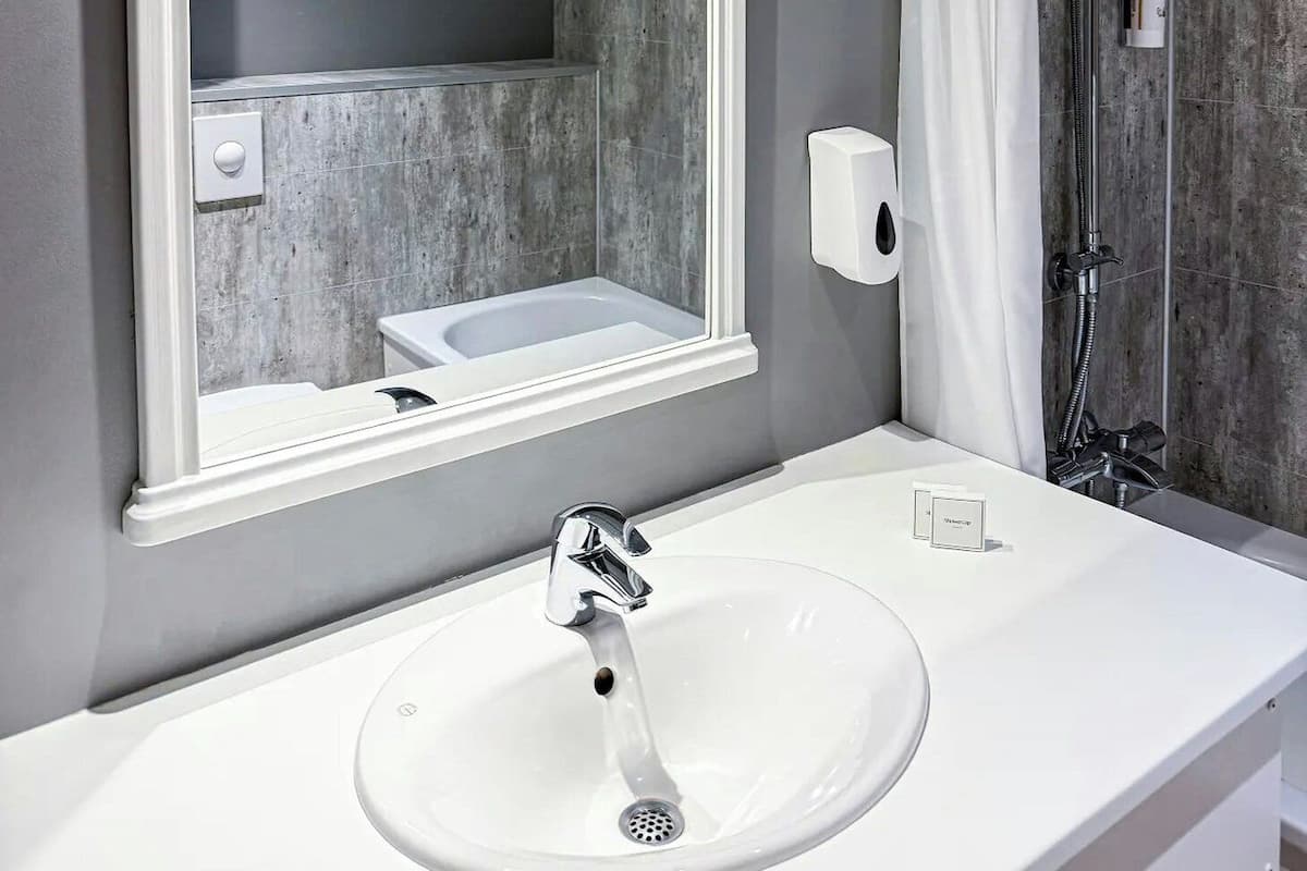 Hochwertige Bettwaren, Schreibtisch, laptopgeeigneter Arbeitsplatz