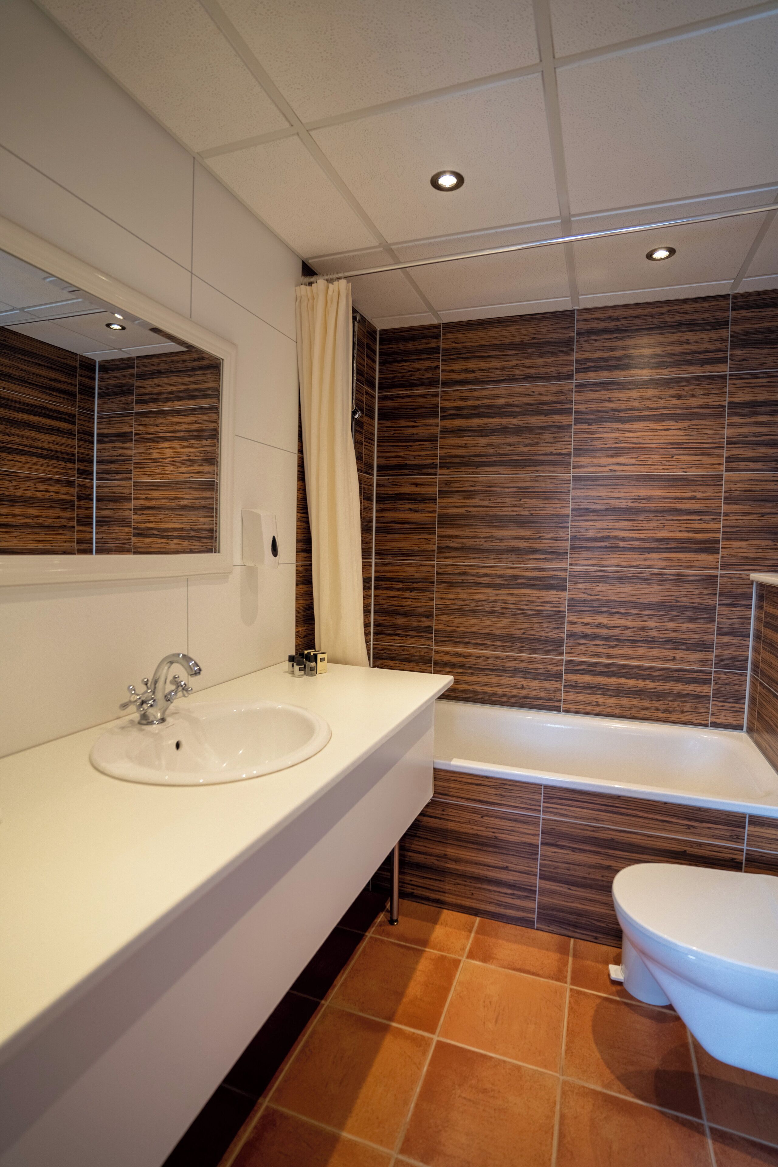 triple room | bathroom | free toiletries, hair dryer, bathrobes, towels