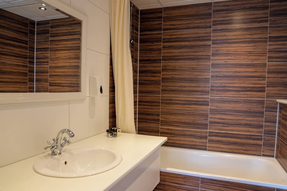 triple room | bathroom | free toiletries, hair dryer, bathrobes, towels