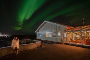 住宿正面 - 傍晚/夜晚