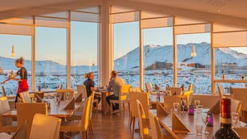 Petit déjeuner, déjeuner et dßner servis sur place, vue sur le jardin