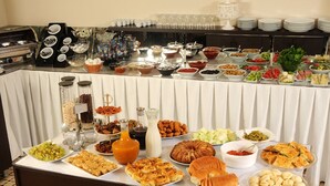 Un buffet proposant une variété de plats et de boissons.