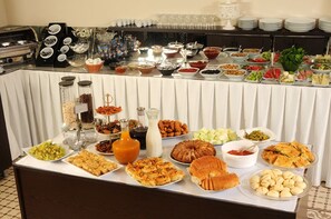 Free daily buffet breakfast - Edahan Hotel (Biga)