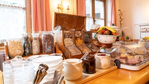 Un bufé de desayuno con diferentes alimentos y salsas.