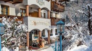 Un edificio tradicional de estilo alpino con un letrero que dice 'Unterbergermühle'.