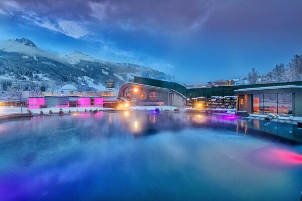 A natural pool, pool umbrellas, pool loungers - die Unterbergerin (Dorfgastein)