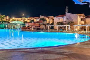 Piscina interna, piscina externa sazonal, guarda-sóis, espreguiçadeiras