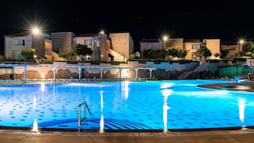 Innenpool, Außenpool (je nach Saison geöffnet), Sonnenschirme