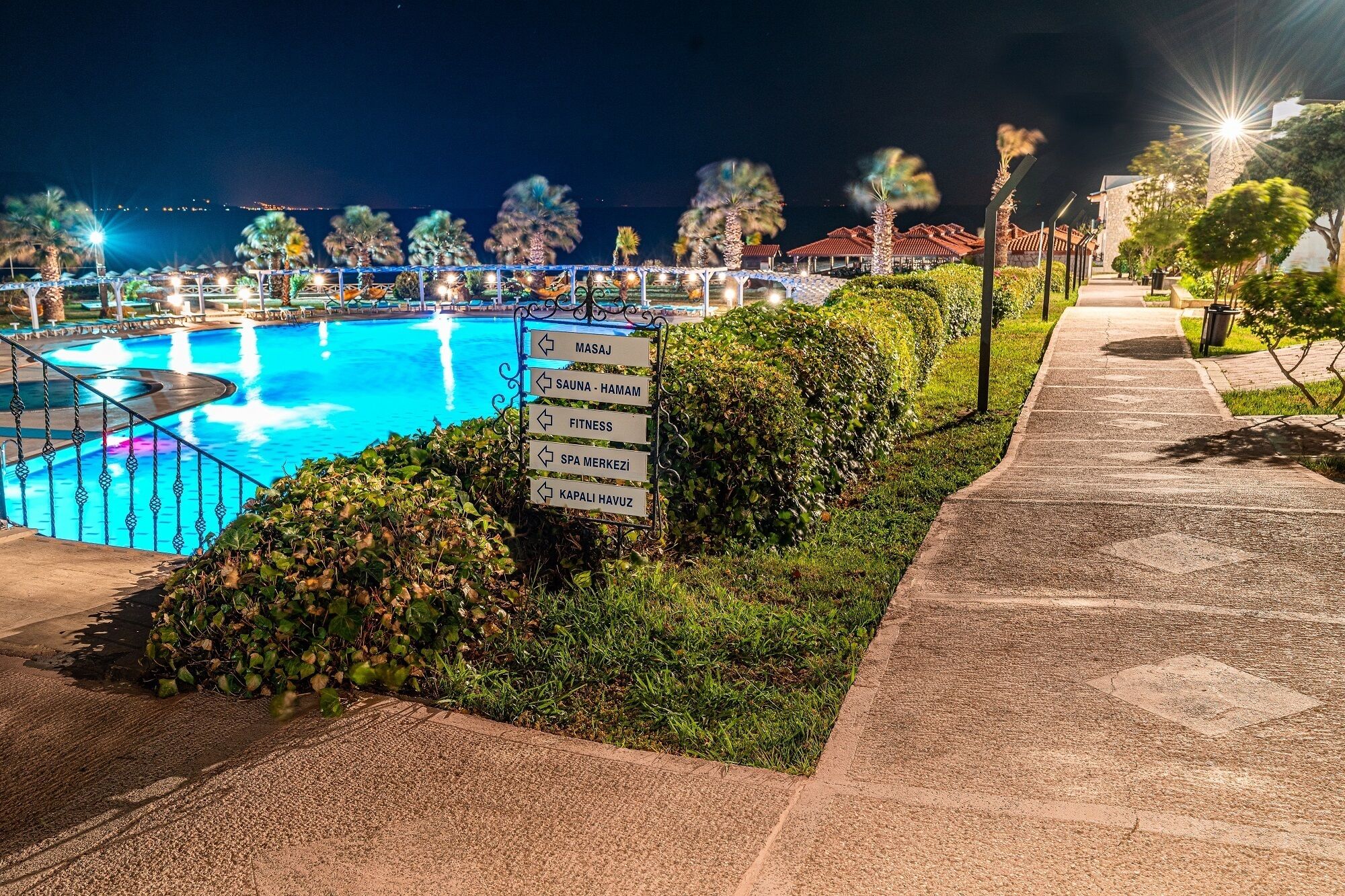 Indendørs pool, sæsonbestemt udendørs pool, parasoller, liggestole