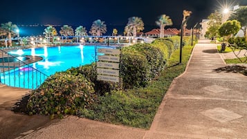 Indendørs pool, sæsonbestemt udendørs pool, parasoller, liggestole