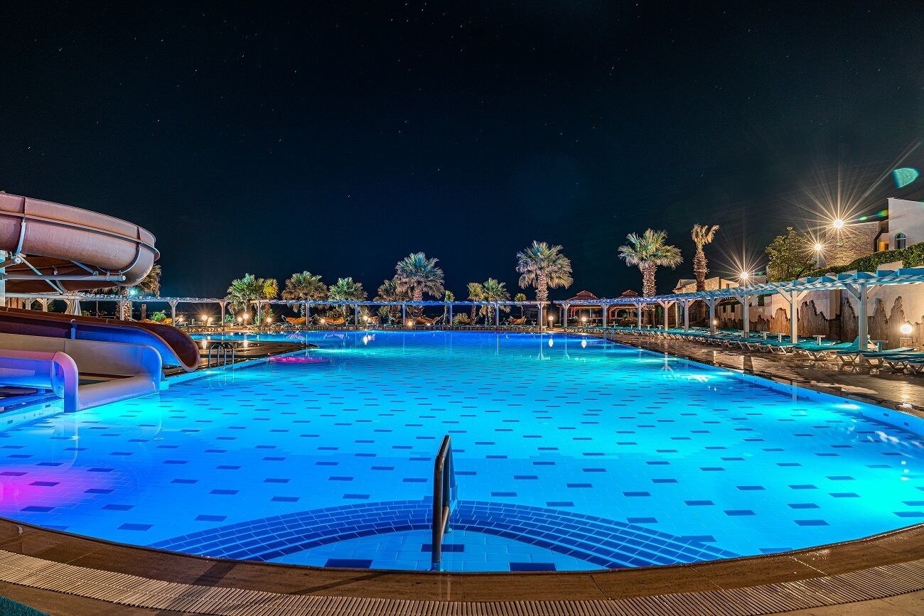 Kolam renang indoor dan kolam renang outdoor musiman