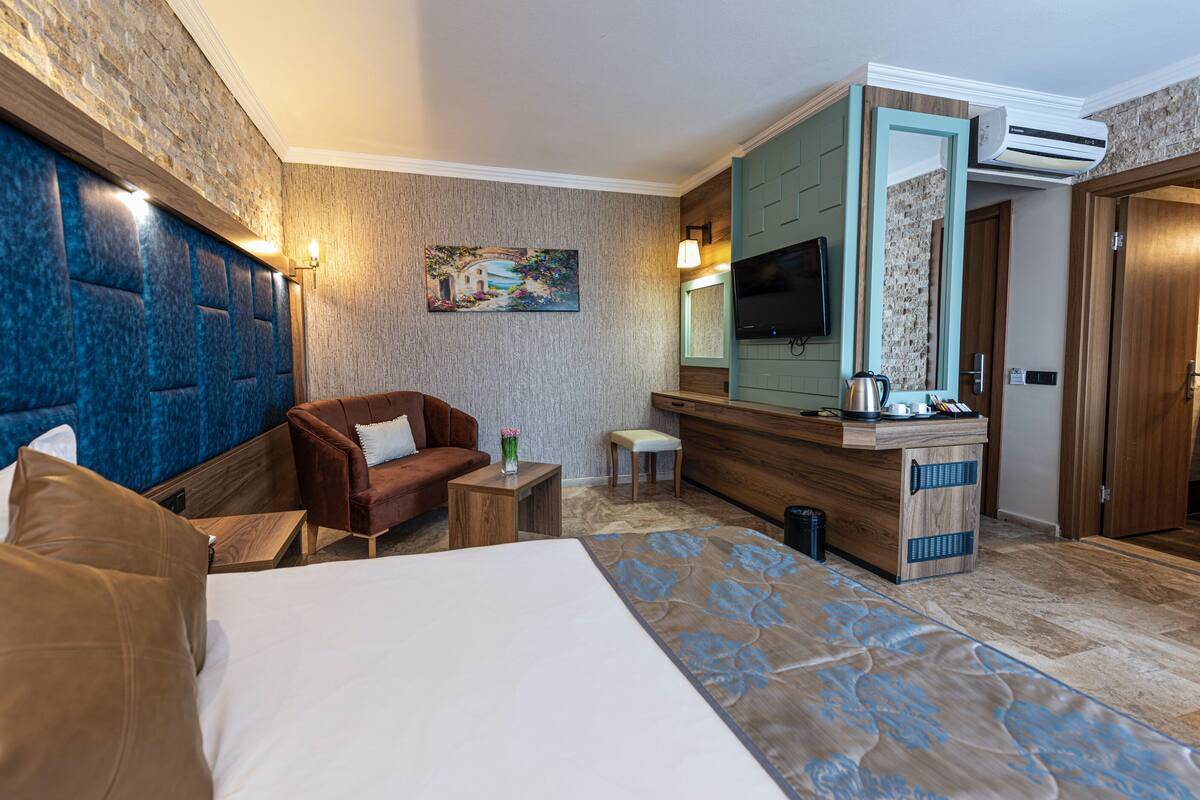 Standard Room | 迷你吧、客房內保險箱、書桌、床單