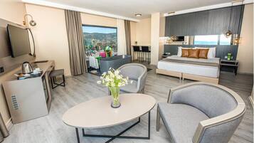 Honeymoon Suite | Minibar, in-room safe, desk, bed sheets