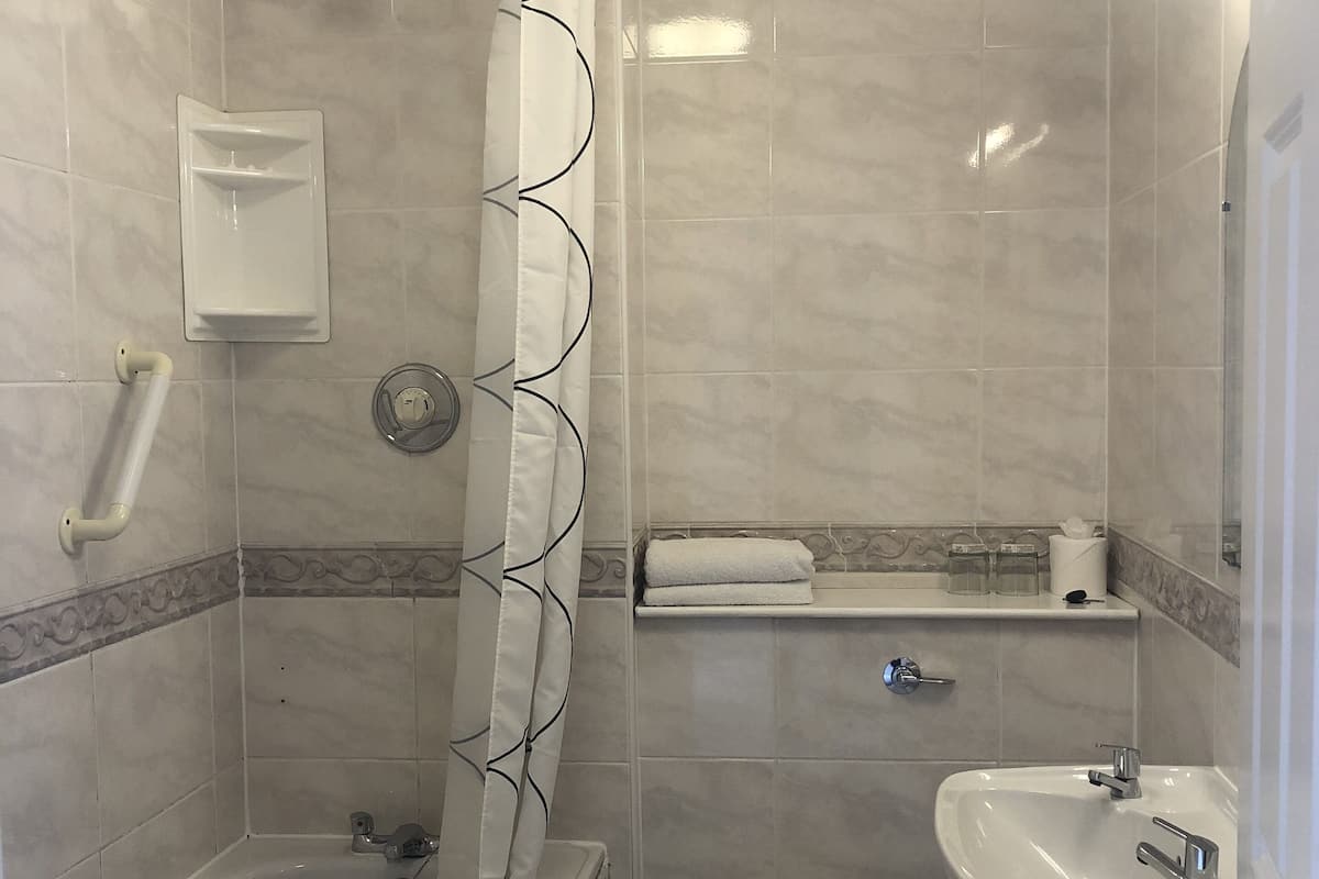 Een douche, een haardroger, handdoeken