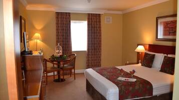 Hochwertige Bettwaren, Schreibtisch, schallisolierte Zimmer