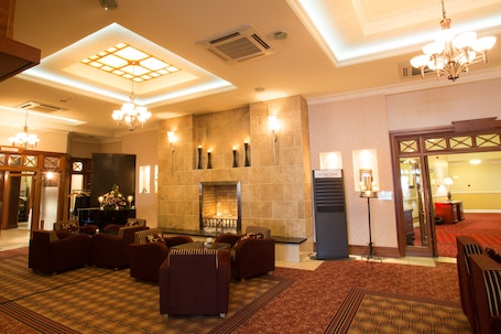 Lobby sitting area. Hamlet Court Hotel