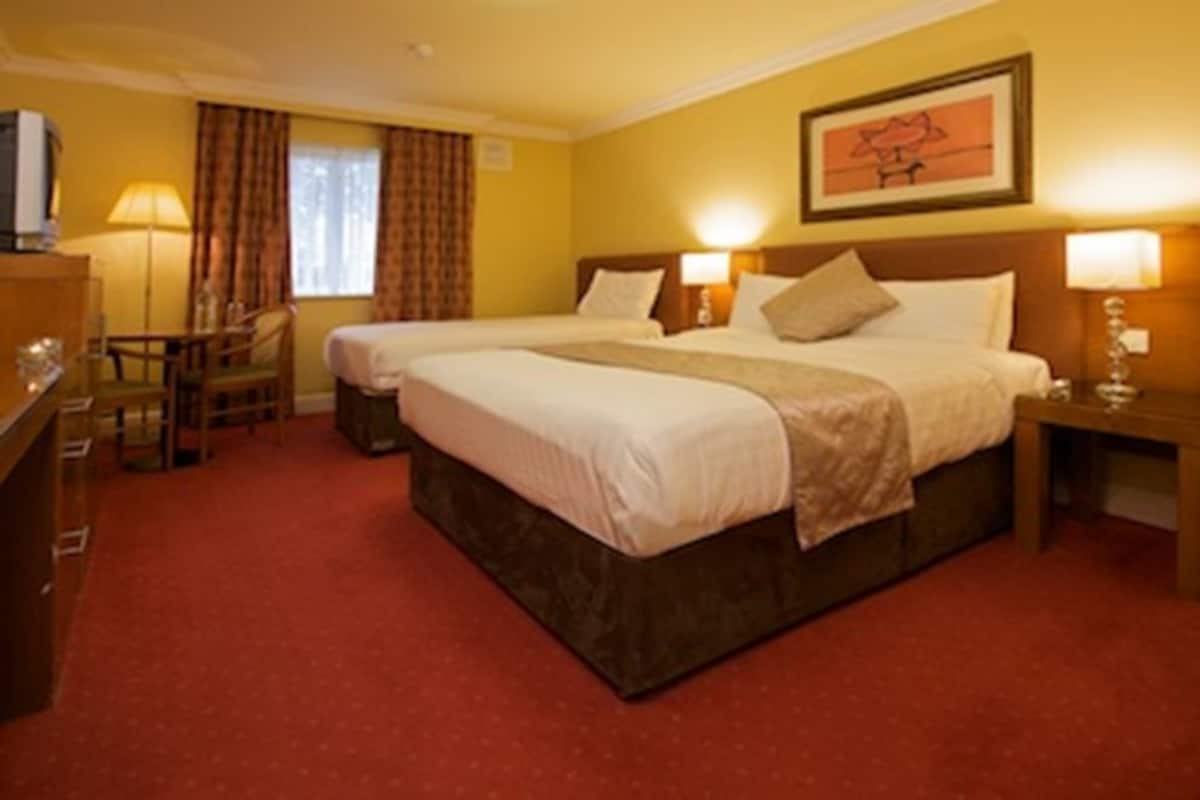 Twin Room | Premium bedding, desk, soundproofing, iron/ironing board