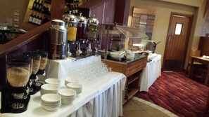 Daily continental breakfast for a fee - Hamlet Court Hotel (Johnstown Bridge)