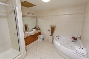 Junior Room | Bathroom | Towels - Hamlet Court Hotel (Johnstown Bridge)