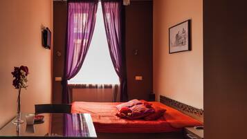 雙人房 | 房內夾萬、書桌、熨斗/熨衫板、摺床/加床 (收費)