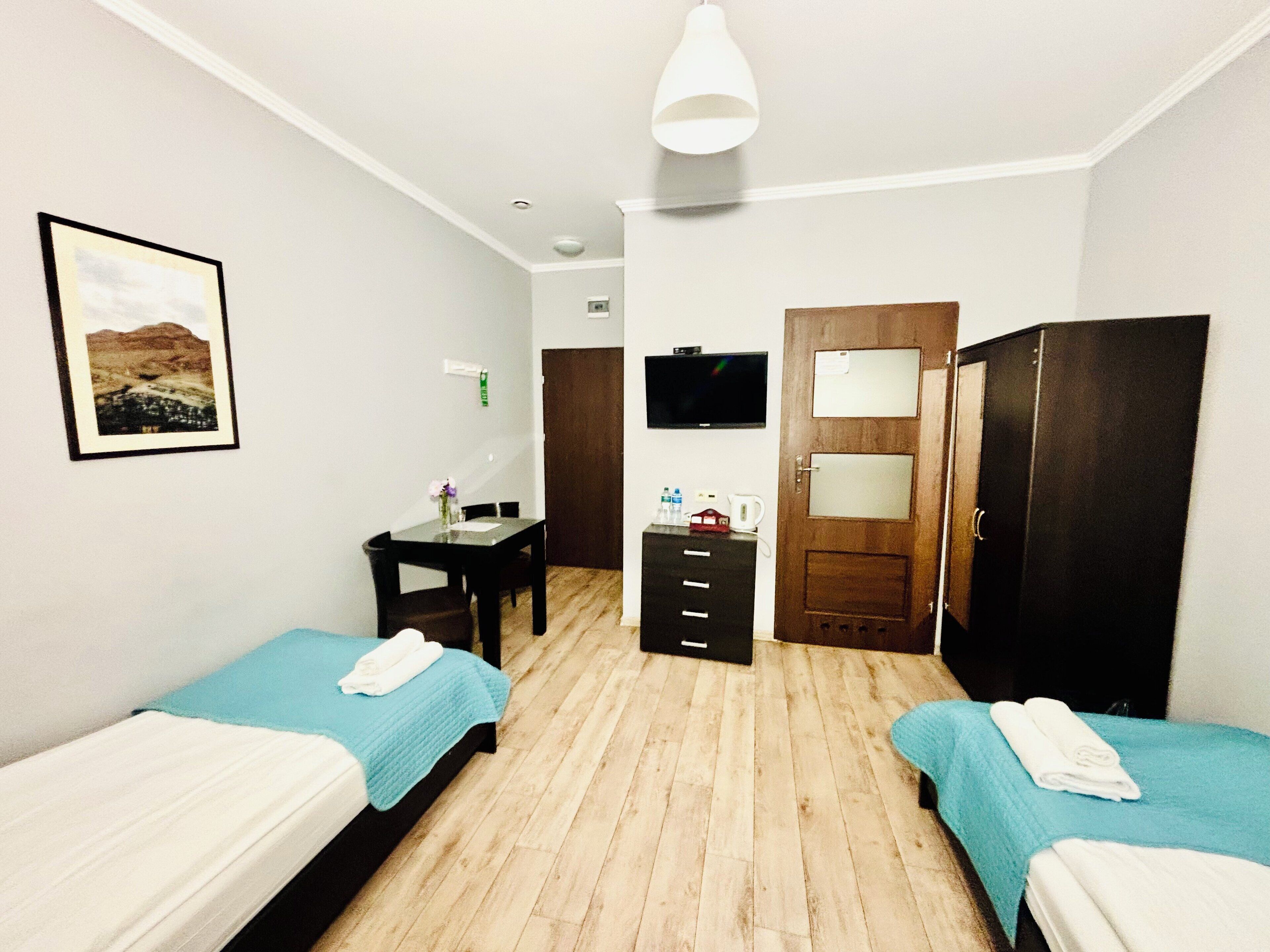 خزنة داخل الغرفة ومكتب ومكواة/لوح كي وأسرّة قابلة للطي