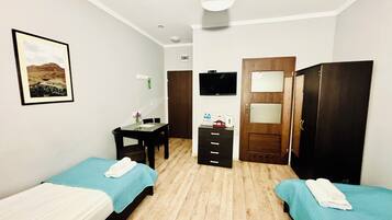 雙床房 | 房內夾萬、書桌、熨斗/熨衫板、摺床/加床 (收費)