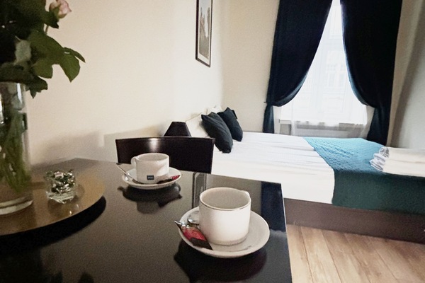 Caja de seguridad en la habitación y escritorio