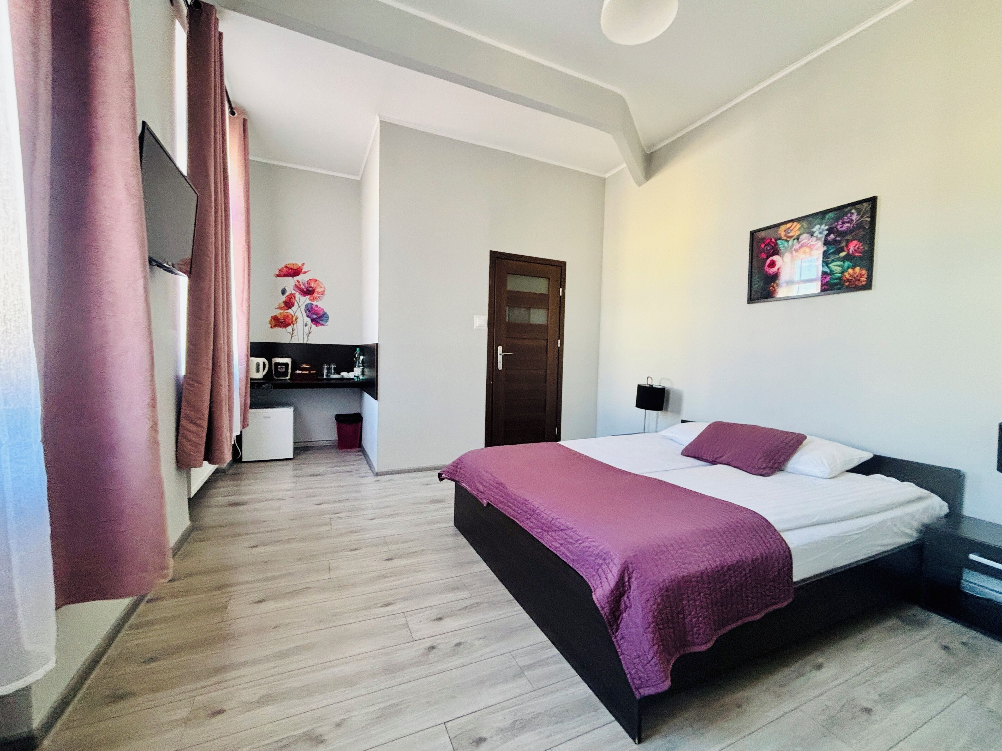 Standardrum - 2 sovrum | Värdeförvaringsskåp på rummet, skrivbord och strykjärn/strykbräda