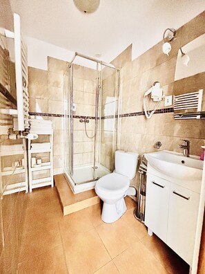 Habitación clásica, 2 habitaciones | Baño | Regadera, secadora de cabello, toallas, jabón 
