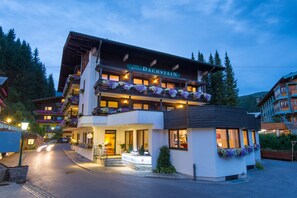 Front of property - evening/night - Hotel Dachstein (Filzmoos)
