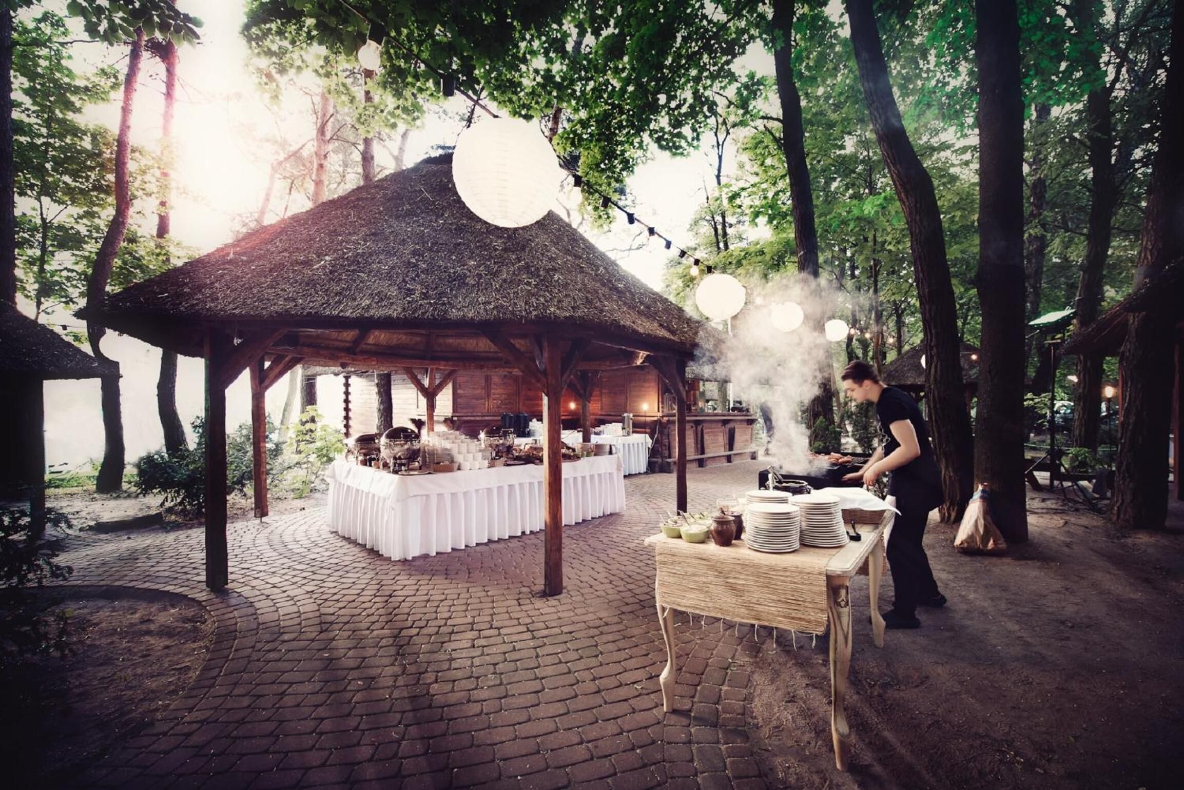 breakfast, lunch, dinner served; international cuisine