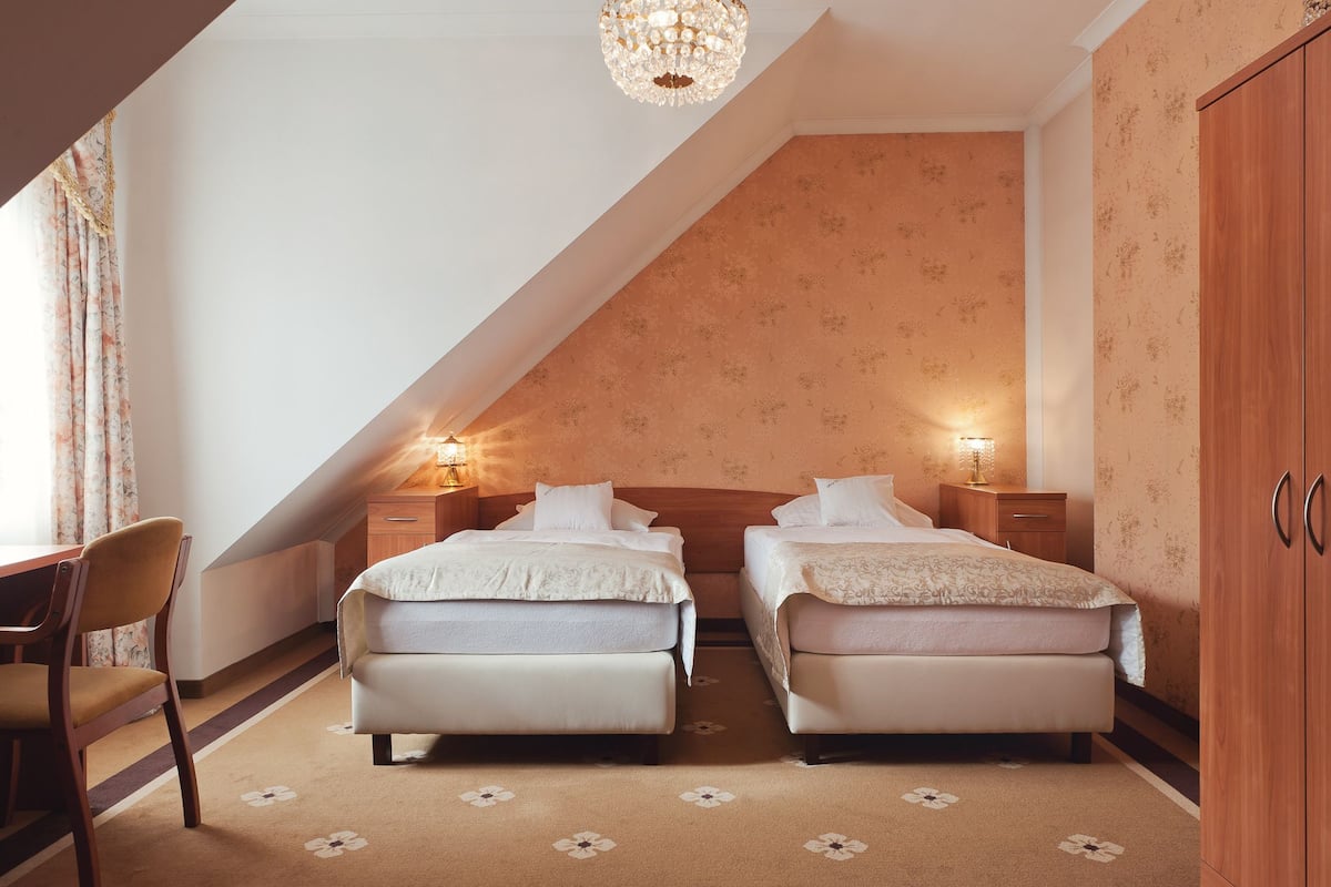 standard twin room, 2 single beds | in-room safe, desk, cots/infant beds, rollaway beds