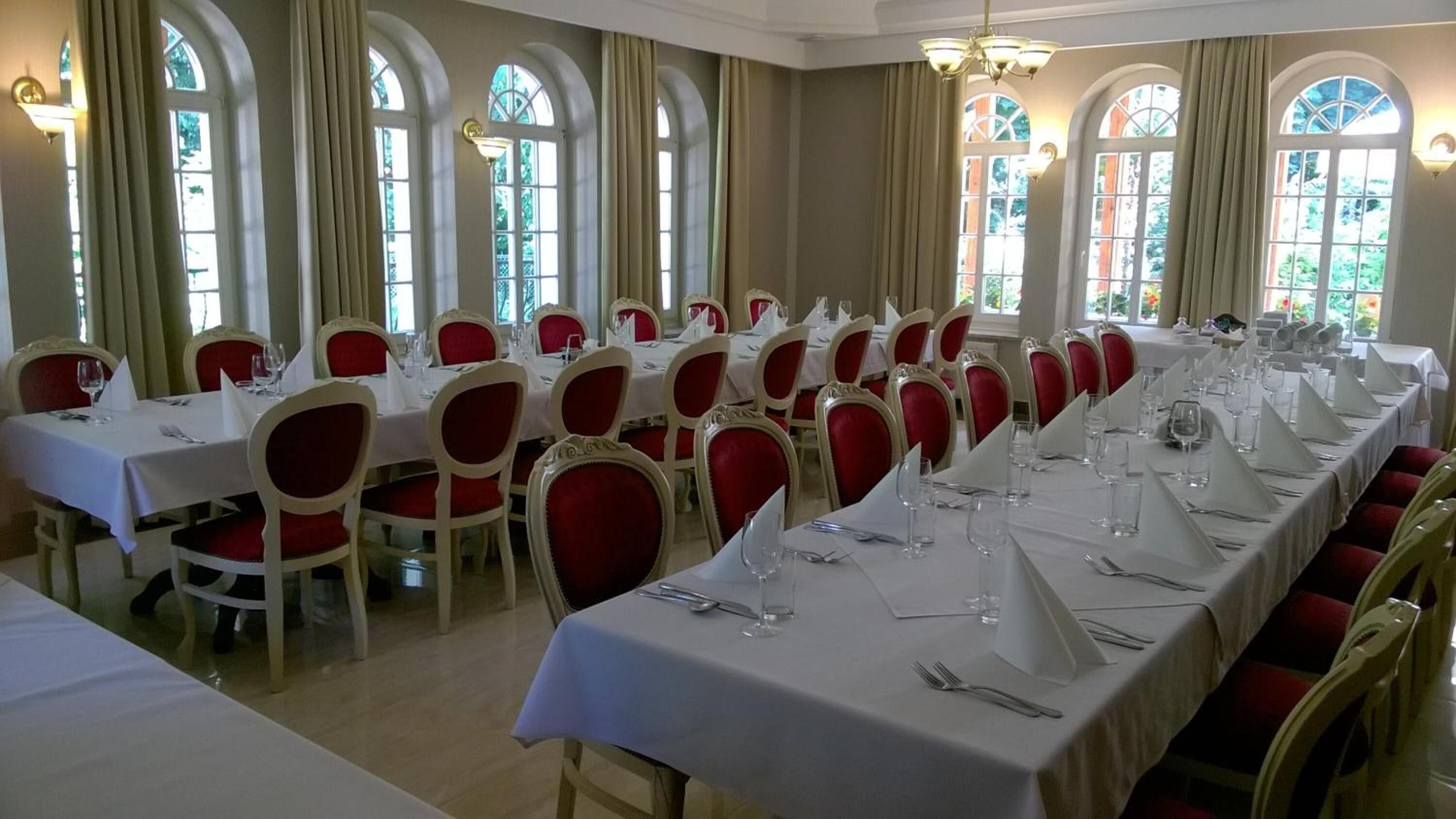 breakfast, lunch, dinner served; international cuisine