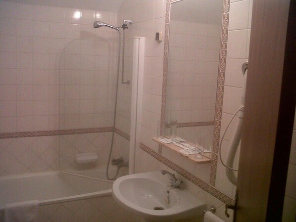 A bathroom with a bathtub, a sink, and a shower. - Jardim (Elvas)