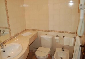 A bathroom with a sink, toilet, and bidet. - Jardim (Elvas)