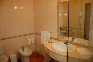 A bathroom with two sinks, a bidet, and a toilet. - Jardim (Elvas)