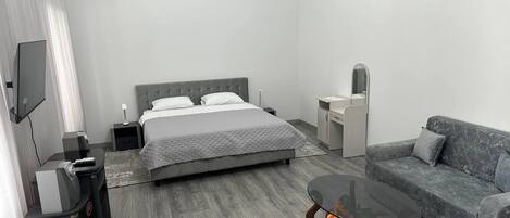 Escritorio, sistema de insonorización, wifi gratis y ropa de cama