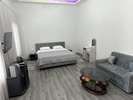 Suite | Desk, soundproofing, free WiFi, bed sheets